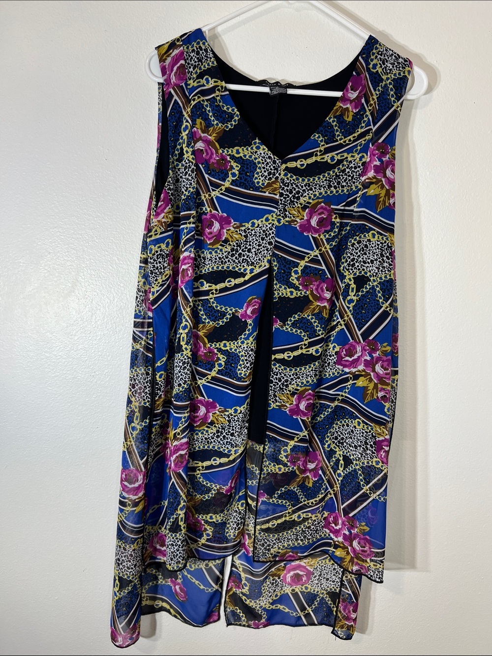 Sleeveless Floral Chain-Print V-Neck Blouse in Blue